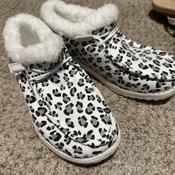 Leopard Print Fuzzy Lined Shoes - Picture 2 of 4